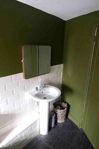 Banyo, Cosy cottage on the doorstep of Bath and its countryside in Swainswick Banyo, Cosy cottage on the doorstep of Bath and its countryside in Swainswick