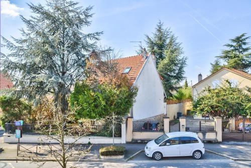 Exterior view, Le Cottage de Montmorency - Le Figuier - in Enghien-les-Bains Exterior view, Le Cottage de Montmorency - Le Figuier - in Enghien-les-Bains