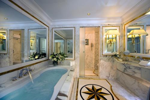 Ванна кімната, Royal Olympic Hotel in Афіни Ванна кімната, Royal Olympic Hotel in Афіни