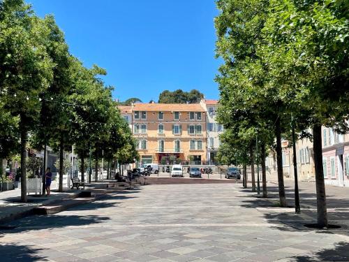 Appartement ILES D OR, Cœur de ville sur le parcours des arts in แยร์ ซิตี้ เซ็นเตอร์ Appartement ILES D OR, Cœur de ville sur le parcours des arts in แยร์ ซิตี้ เซ็นเตอร์