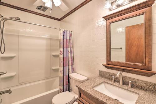 Baño, Charming Blue Ridge Mtn Cottage about 4 Mi to Hiking! in Marion (NC) Baño, Charming Blue Ridge Mtn Cottage about 4 Mi to Hiking! in Marion (NC)