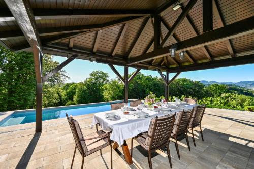 Ville Pacetina in สเวติ คริซ ซาเชรตเย Ville Pacetina in สเวติ คริซ ซาเชรตเย