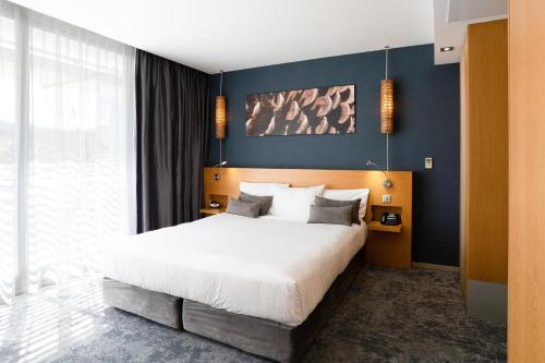 Guestroom, Chateau Royal Beach Resort and Spa in Noumea Guestroom, Chateau Royal Beach Resort and Spa in Noumea