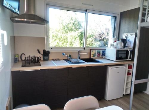 Konyha, Studio meublé 1 pièce entièrement équipé sans cloisons séparatives (Studio meuble 1 piece entierement equipe sans cloisons separatives) in Saint-Fulgent Konyha, Studio meublé 1 pièce entièrement équipé sans cloisons séparatives (Studio meuble 1 piece entierement equipe sans cloisons separatives) in Saint-Fulgent