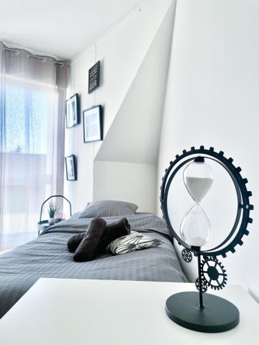 Bed, L'air du temps, Hyper Centre, vue sur le clocher in Centre Historique Ouest Bed, L'air du temps, Hyper Centre, vue sur le clocher in Centre Historique Ouest