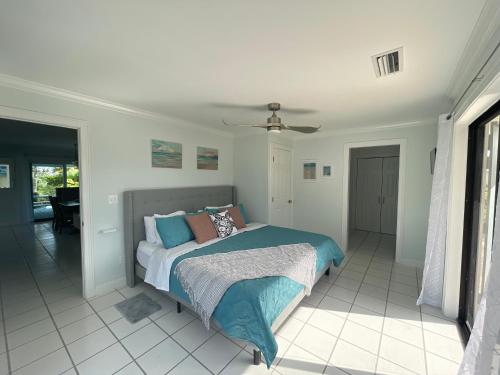 Chambre, SERENITY BY THE SEA at Treasure Cay-Villa-2bdrms1king2twins2twinblowups,2bthrms,slps6,Abaco,Bahamas in Treasure Cay Chambre, SERENITY BY THE SEA at Treasure Cay-Villa-2bdrms1king2twins2twinblowups,2bthrms,slps6,Abaco,Bahamas in Treasure Cay