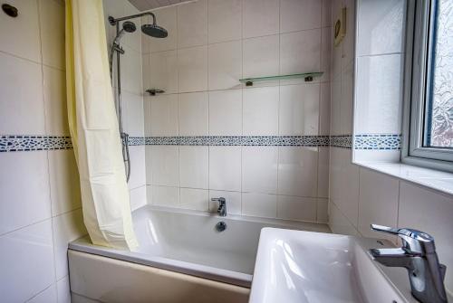 Bathroom, Modern 3 Bedroom 2 Bath House with Parking, Wednesbury, Birmingham in Wednesbury Bathroom, Modern 3 Bedroom 2 Bath House with Parking, Wednesbury, Birmingham in Wednesbury
