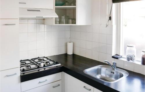 廚房, Lovely Home In Egmond Aan Zee With Wifi in 埃特蒙德 安 奇伊 廚房, Lovely Home In Egmond Aan Zee With Wifi in 埃特蒙德 安 奇伊