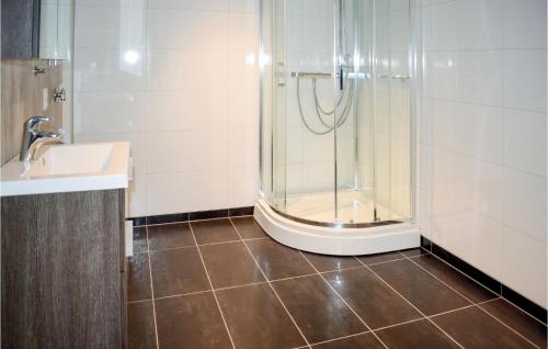 Bad, Nice home in Flor with 9 Bedrooms and WiFi in Florø Bad, Nice home in Flor with 9 Bedrooms and WiFi in Florø