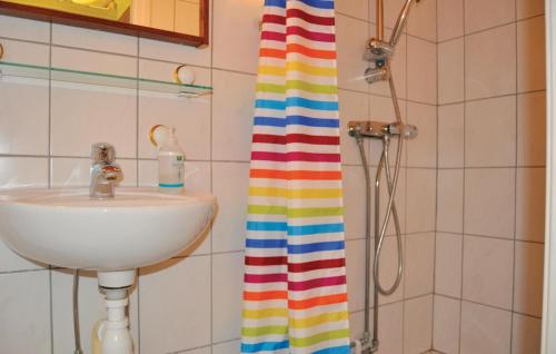 Kupaonica, Nice home in Lrbro with in Larbro Kupaonica, Nice home in Lrbro with in Larbro