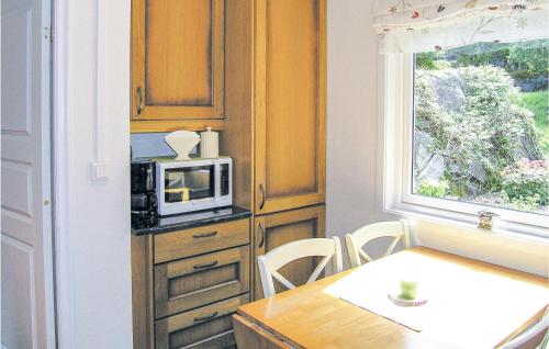 кухня, Gorgeous Home In Dalsøyra With Kitchen in Айвіндвік кухня, Gorgeous Home In Dalsøyra With Kitchen in Айвіндвік