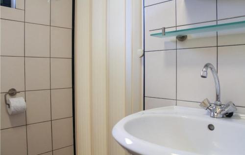 Bathroom, Three-Bedroom Holiday Home in Reutum in Reutum Bathroom, Three-Bedroom Holiday Home in Reutum in Reutum