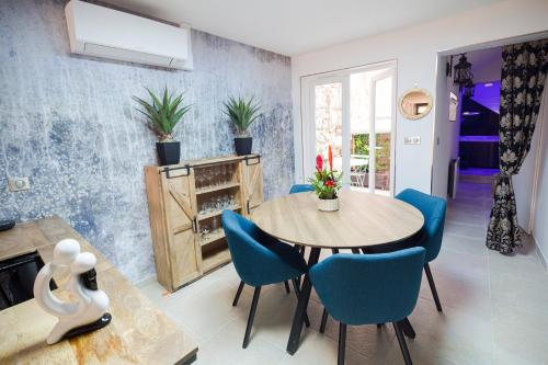 Facilities, Le Jardin secret in Pontoise Facilities, Le Jardin secret in Pontoise