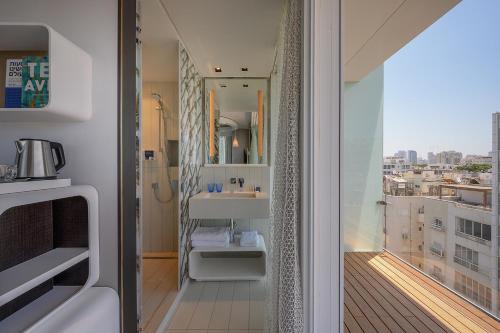 Bathroom, Port Tower by Isrotel Design in Tel Aviv Bathroom, Port Tower by Isrotel Design in Tel Aviv