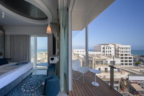 발코니/테라스, 포트 타워 바이 이스로텔 디자인 (Port Tower by Isrotel Design) in 텔아비브 발코니/테라스, 포트 타워 바이 이스로텔 디자인 (Port Tower by Isrotel Design) in 텔아비브