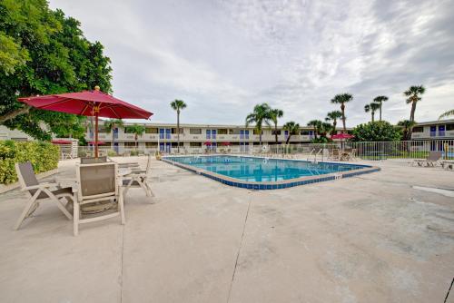 สระว่ายน้ำ, Motel 6 Cocoa Beach, FL in โคโคบีช (FL) สระว่ายน้ำ, Motel 6 Cocoa Beach, FL in โคโคบีช (FL)