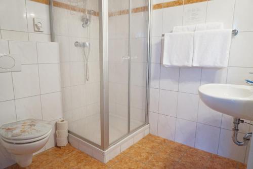 Bathroom, Gasthof Pension Fischerstuberl in Blaibach Bathroom, Gasthof Pension Fischerstuberl in Blaibach