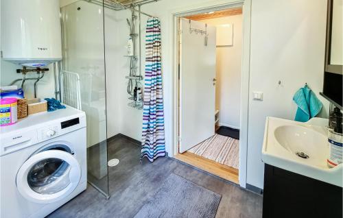 Baño, Nice home in Kallby with WiFi and 2 Bedrooms in Lidkoping Baño, Nice home in Kallby with WiFi and 2 Bedrooms in Lidkoping