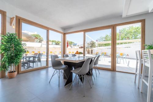 Apartaments La Perla Negra near Platja de Cala Agulla Apartaments La Perla Negra near Platja de Cala Agulla