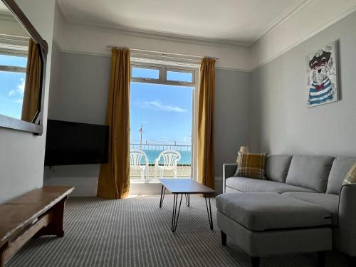 ระเบียง/ชานเรือน, Clifton Seafront Apartments - Isle of Wight -- Return Car Ferry just 89 pounds in ไอล์ ออฟ ไวท์ ระเบียง/ชานเรือน, Clifton Seafront Apartments - Isle of Wight -- Return Car Ferry just 89 pounds in ไอล์ ออฟ ไวท์