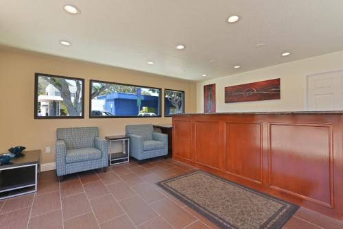 Lobby, Avenue Inn Downtown San Luis Obispo in San Luis Obispo Lobby, Avenue Inn Downtown San Luis Obispo in San Luis Obispo