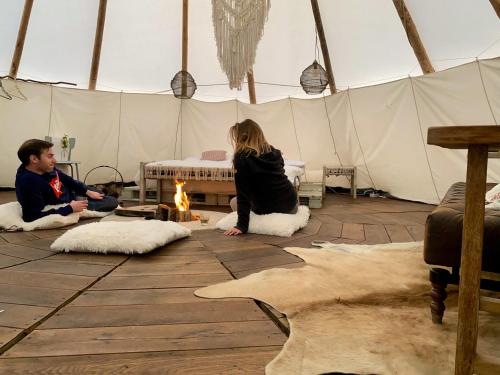 Slapen tussen de schapen in de Tante Tipi in Dreumel Slapen tussen de schapen in de Tante Tipi in Dreumel