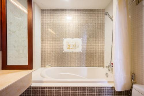 Bathroom, Duc Vuong Saigon Hotel - Bui Vien in Ho Chi Minh City Bathroom, Duc Vuong Saigon Hotel - Bui Vien in Ho Chi Minh City