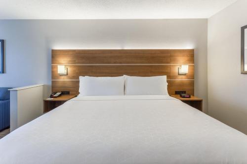 Holiday Inn Express Hotel & Suites Shiloh/O'Fallon in Shiloh (IL) Holiday Inn Express Hotel & Suites Shiloh/O'Fallon in Shiloh (IL)