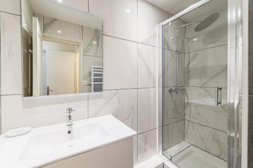 Bathroom, MICHELET: T2 avec parking a 10 min des Plages in Sainte-Marguerite Bathroom, MICHELET: T2 avec parking a 10 min des Plages in Sainte-Marguerite