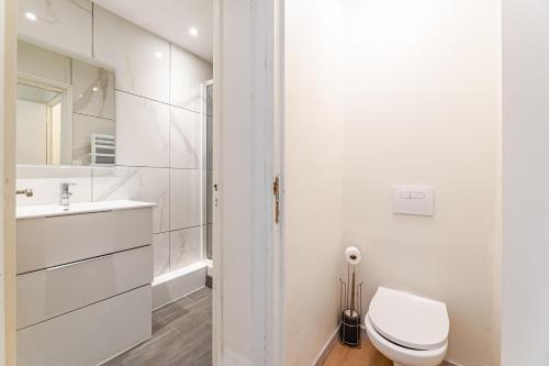 Bathroom, MICHELET: T2 avec parking a 10 min des Plages in Sainte-Marguerite Bathroom, MICHELET: T2 avec parking a 10 min des Plages in Sainte-Marguerite