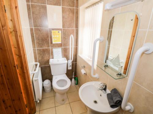 Pemandangan luar, Prague House in Louisburgh Pemandangan luar, Prague House in Louisburgh
