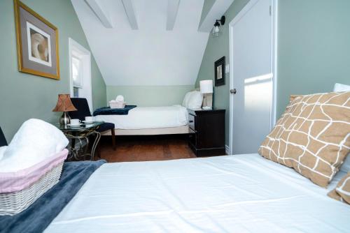 Cute 2-story, 2-bdrm Loft, Mins to Beach and Lake in Cobourg (ON) Cute 2-story, 2-bdrm Loft, Mins to Beach and Lake in Cobourg (ON)