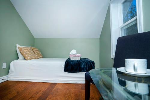 Cute 2-story, 2-bdrm Loft, Mins to Beach and Lake in Cobourg (ON) Cute 2-story, 2-bdrm Loft, Mins to Beach and Lake in Cobourg (ON)