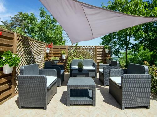 Balcony/terrace, Spacious Villa in Tavoleto with Swimming Pool in Tavoleto Balcony/terrace, Spacious Villa in Tavoleto with Swimming Pool in Tavoleto