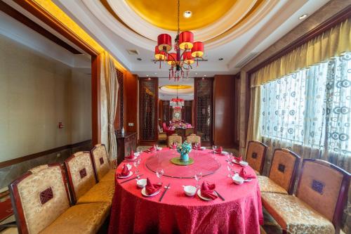 Restaurant, Ramada by Wyndham Yichang in Yichang Restaurant, Ramada by Wyndham Yichang in Yichang