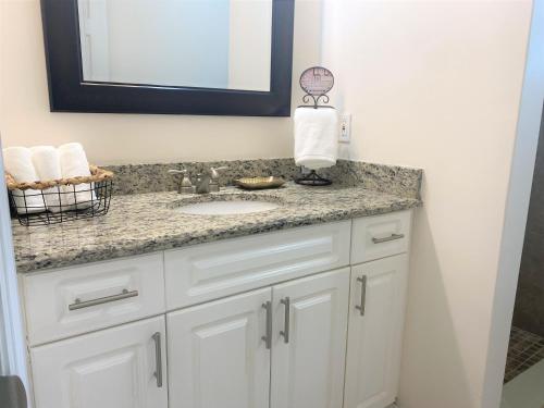 Beautiful Coastal Cottage near Downtown & Beaches! in Jensen Beach (FL) Beautiful Coastal Cottage near Downtown & Beaches! in Jensen Beach (FL)