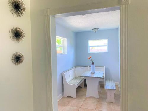 Beautiful Coastal Cottage near Downtown & Beaches! in Jensen Beach (FL) Beautiful Coastal Cottage near Downtown & Beaches! in Jensen Beach (FL)