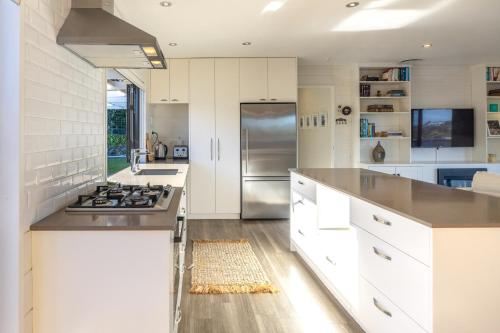 Kitchen, Skomer House in Waiheke Island Kitchen, Skomer House in Waiheke Island