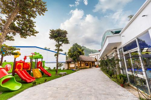 Area giochi per bambini, Hoa Vien Hotel - Kim Boi Hot Spring in Hoa Binh Area giochi per bambini, Hoa Vien Hotel - Kim Boi Hot Spring in Hoa Binh