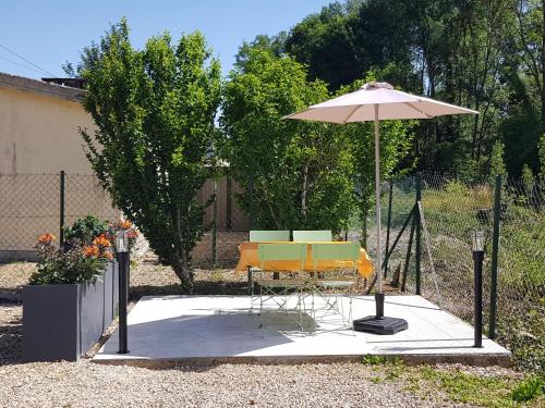 Agréable petite maison avec jardin et parking (Agreable petite maison avec jardin et parking) in Joigny Agréable petite maison avec jardin et parking (Agreable petite maison avec jardin et parking) in Joigny