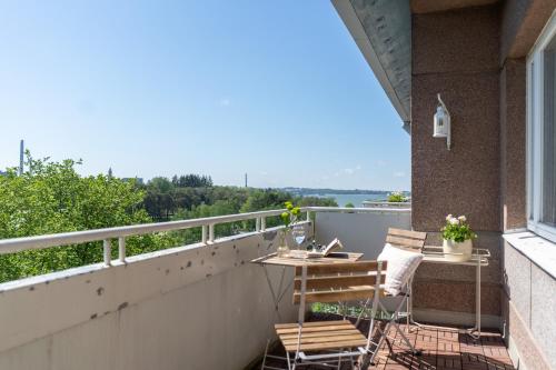 Balcony/terrace, Kaksio merinakymin Hietsun rannan vieressa - Roost Hesperia in Töölö Balcony/terrace, Kaksio merinakymin Hietsun rannan vieressa - Roost Hesperia in Töölö