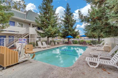 Swimming pool, Motel 6-Rohnert Park, CA in Rohnert Park (CA) Swimming pool, Motel 6-Rohnert Park, CA in Rohnert Park (CA)