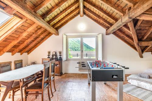 Roomy '900 House surrounded by greenery with parking! in Barni Roomy '900 House surrounded by greenery with parking! in Barni