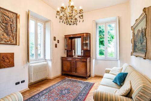 Roomy '900 House surrounded by greenery with parking! in Barni Roomy '900 House surrounded by greenery with parking! in Barni