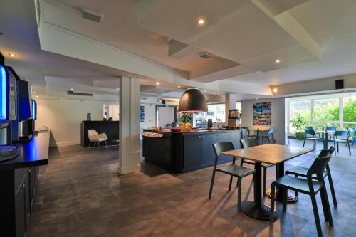 Food and beverages, Kyriad Frejus Centre in Frejus Food and beverages, Kyriad Frejus Centre in Frejus