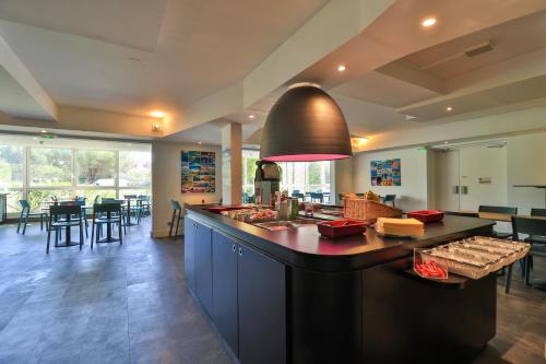 Restaurant, Kyriad Frejus Centre in Frejus Restaurant, Kyriad Frejus Centre in Frejus