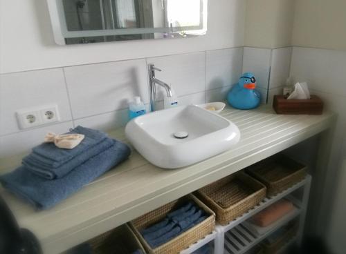 Fürdőszoba, Haus Ferchen Gartenzimmer in Enge-Sande Fürdőszoba, Haus Ferchen Gartenzimmer in Enge-Sande