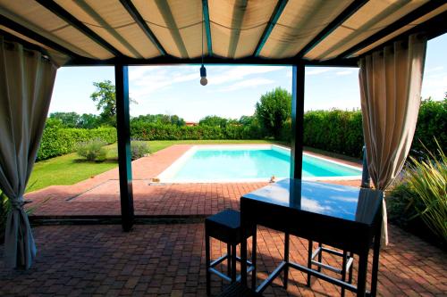 Swimming pool, B&B Cascina Quaderna in Castenedolo Swimming pool, B&B Cascina Quaderna in Castenedolo