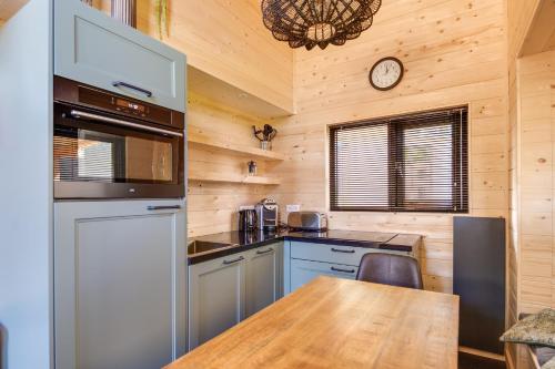 Fraai Tiny House aan het veluwemeer met uitzicht & veranda in Hulshorst Fraai Tiny House aan het veluwemeer met uitzicht & veranda in Hulshorst