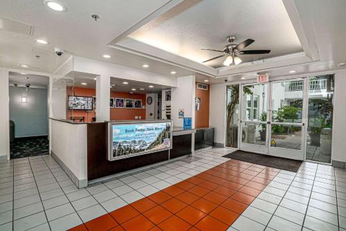 Lobby, Motel 6 San Diego, CA - Downtown near Westfield Horton Plaza Lobby, Motel 6 San Diego, CA - Downtown near Westfield Horton Plaza